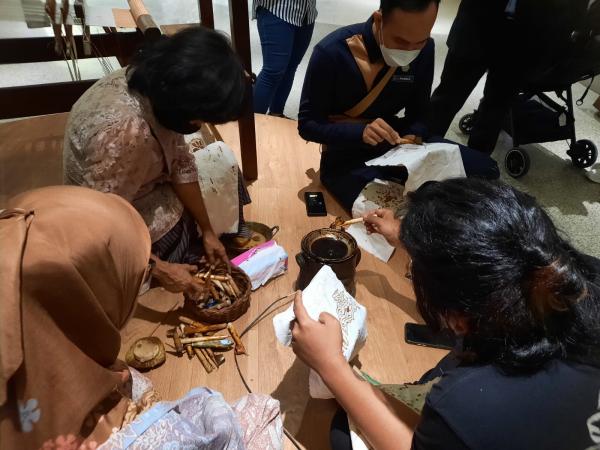 Gratis, Mari Belajar Membatik dan Menenun Lewat Demo yang Digelar di Carstensz Mall