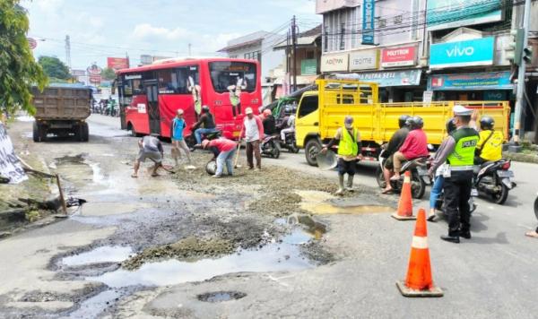 Setelah Diramaikan Protes Warga, Perbaikan Kerusakan Jalan di Kartasura Dimulai