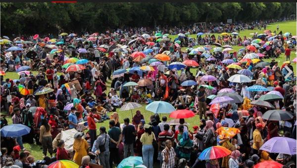 Pengobatan Viral, Ribuan Warga Rela Berpanas Tunggu Ida Dayak