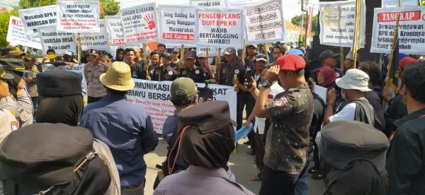 FKMIB  Gelar Aksi Demo Tolak APBD untuk Penyertaan Modal BPR KR Indramayu