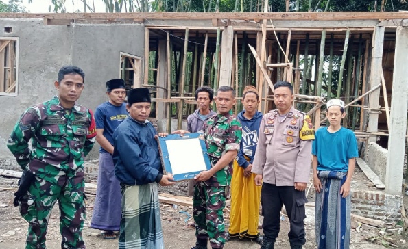 Kodim 0602/Serang, Serahkan Bantuan Keramik untuk Pembangunan Ponpes  Assabulusalam Petir