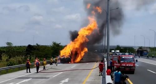 Tragis! 3 Orang Tewas Terpanggang saat Truk Muatan Bahan Kimia Meledak di Tol Pemalang