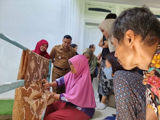 Yayasan Batik Indonesia Kunjungi Indramayu, Puji Kualitas Batik Tulis Complongan Indramayu