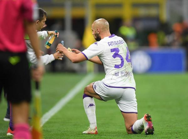 Momen Pemain Fiorentina Tiba-tiba Cedera, agar Rekan Satu Timnya Berbuka Puasa