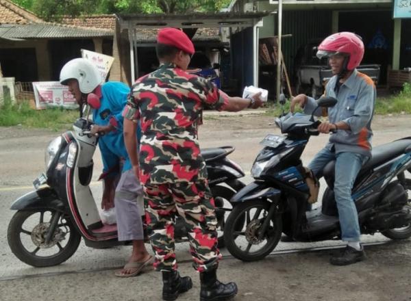 Gerakan Sosial LMP Gunung Sugih Ciwandan Cilegon, Bagikan Takjil Gratis Kepada Pengguna Jalan