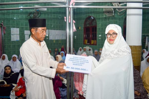Safari Ramadhan di Mesjid Al-Ikhlas, Walikota Pematang Siantar Serahkan Bantuan Rp50 Juta