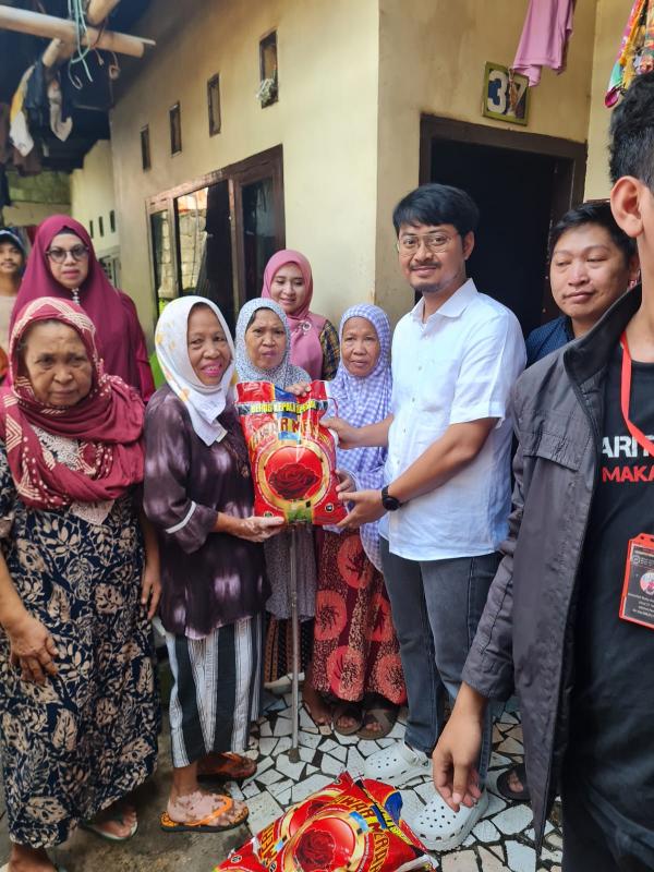 Kunjungi Warga Kurang Mampu, Ketua FKKM Berbagi Bahan Pokok
