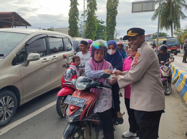 Berbagi Takjil Bagi Umat Muslim, Polisi di Kota Sorong Juga Berikan Himbauan Kamtibmas