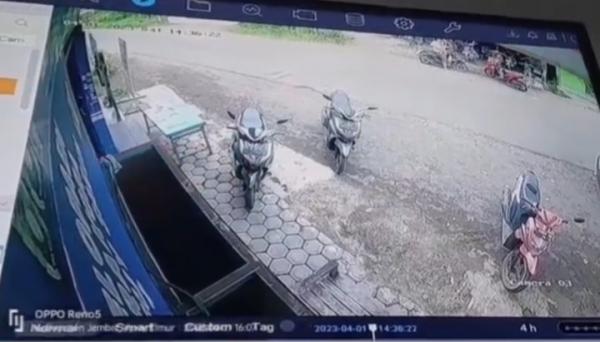 Kocak! Dua Pengendara Terekam CCTV Bawa Motor yang Tertukar, Bikin Warganet Heran