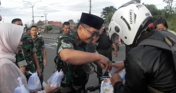 Danrem 064/MY Didampingi Tokoh Agama Bagikan Takjil dan Sembako Gratis Kepada Warga Sekitar