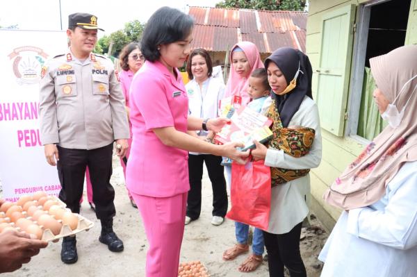 Peduli Stunting Kapolres dan Ketua Bhayangkari Simalungun Berikan PMT Bagi 100 Anak