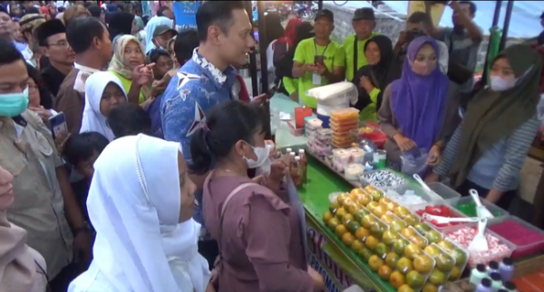 Safari Ramadhan di Sragen, AHY Tergiur Nasi Tumpang