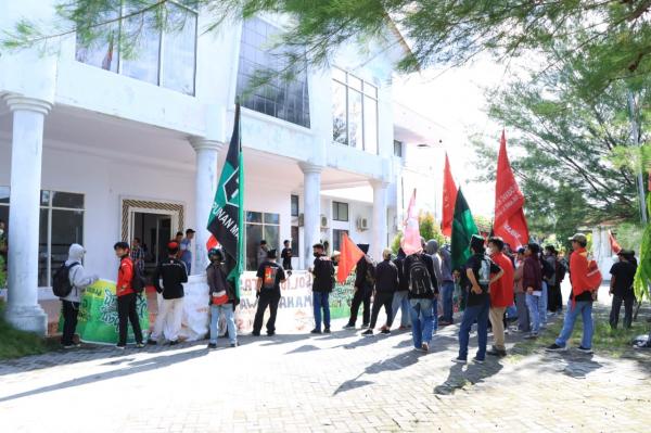 Aksi Solidaritas Perjuangan Mahasiswa Majene di Depan Kantor DPRD Dikawal Polisi