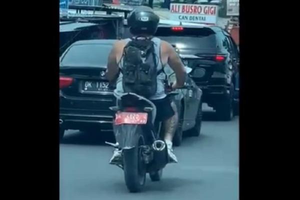 Viral! Motor Dinas Milik Kades Bali Bisa Dikendarai Bule di Jalan dengan Santai