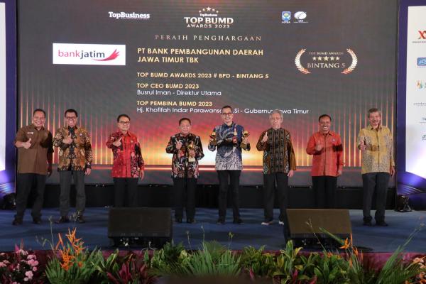 Mantap! Bank Jatim Boyong Penghargaan Dalam Ajang TOP BUMD Awards 2023