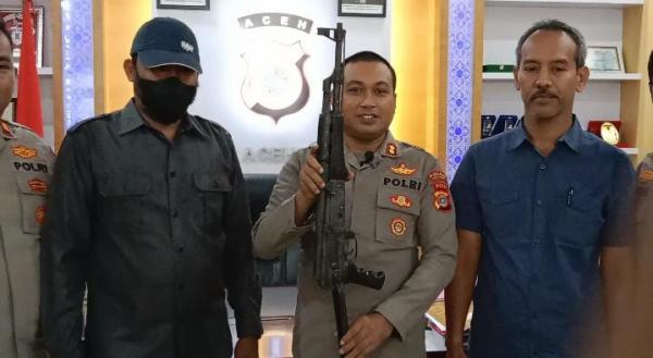 Eks Anggota GAM Menyerahkan Sejata Api Jenis AK-56 ke Polres Aceh Tamiang