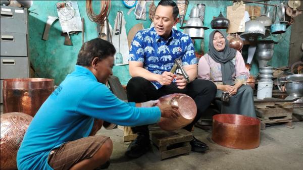 AHY Kunjungi Sentra Industri Kerajinan Tembaga di Boyolali