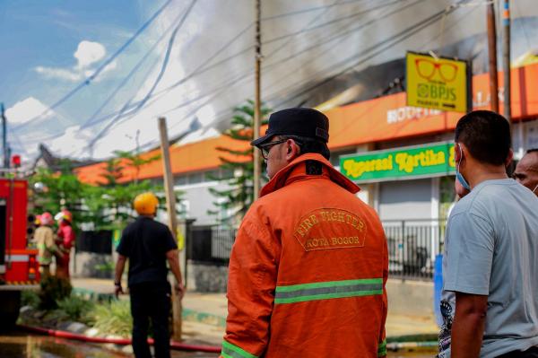 Momen Saat Walikota Bogor Pimpin Regu Damkar Padamkan Kobaran Api Kebakaran RS Salak