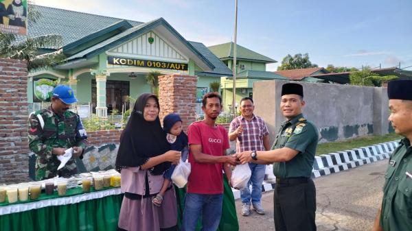 Saling Berbagi , Kodim Aceh Utara Salurkan Ratusan Paket Takjil Jelang Berbuka Puasa
