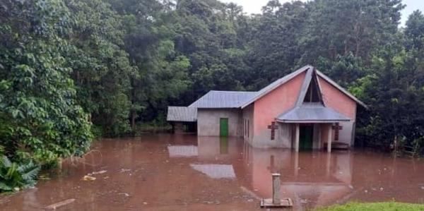 Banjir Genangi GKS Karungggu, Jemaat Berjibaku Selamatkan Inventaris Gereja