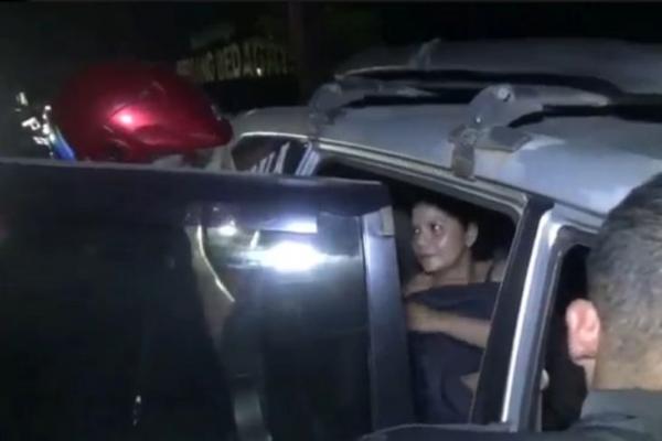 Pasangan Mesum Asyik Lucuti Baju, Kepergok Bersetubuh di Mobil