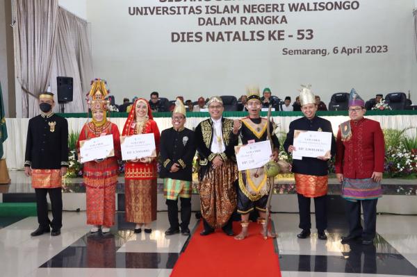 Seremoni Dies Natalis ke 53 UIN Walisongo, Hadirin Pakai Baju Adat Nusantara 