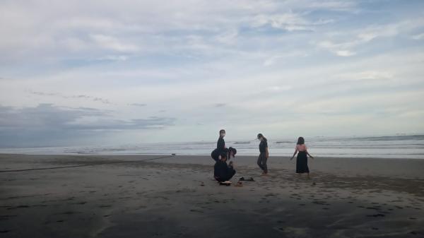 Indahnya Ngabuburit Sambil Menikmati Sunset di Pantai Cemara Cidaun