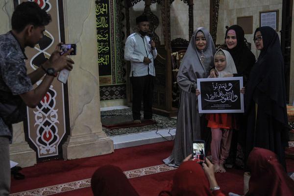 Potret Mantan Penyanyi Slow Rock Ustazah Astri Ivo Galang Dana untuk Palestina di Palembang