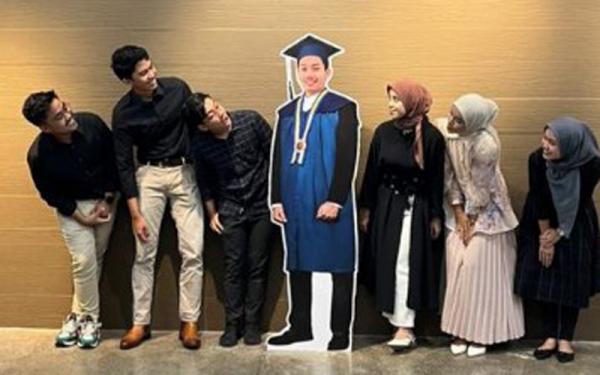 Sang Kakak Eril Diwisuda, Zara: Alhamdulillah