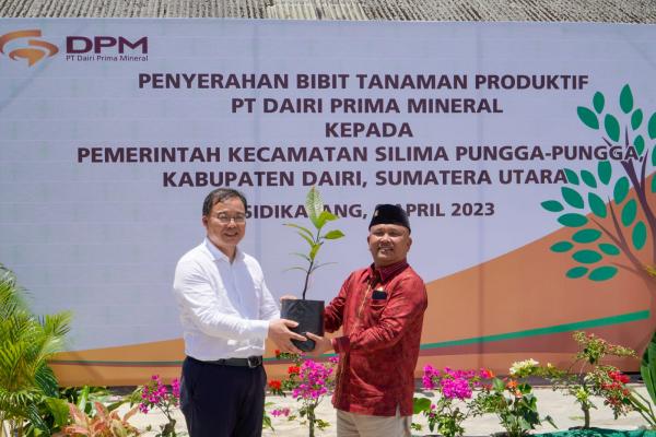 PT DPM Serahkan 800 Bibit Pohon Produktif kepada Masyarakat