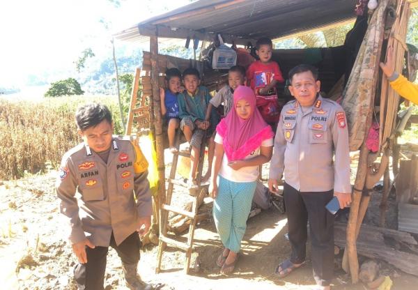 Tempuh Jarak 5 Kilometer, Ditbinmas Polda Sulbar Salurkan Bantuan untuk 5 Anak Yatim di Sondoang