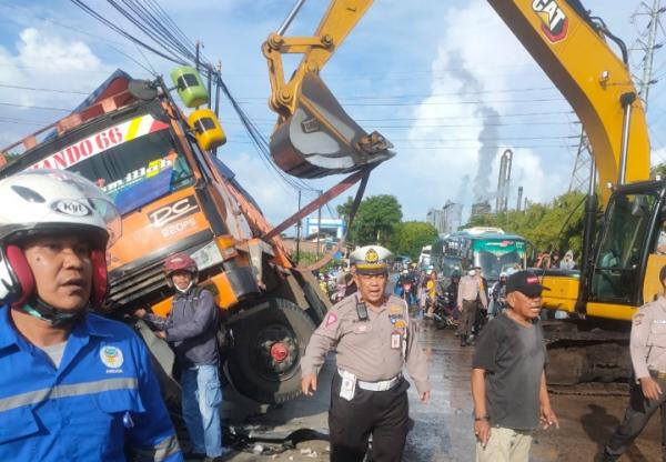 Unit Laka Lantas Polres Cilegon, Sigap Ke TKP Kecelakaan Minibus vs Kontainer