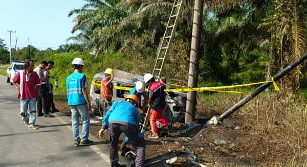 Petugas PLN Langsung Perbaiki Kabel Listrik Putus Akibat Lakalantas di Ruas Jalan Desa Pergam