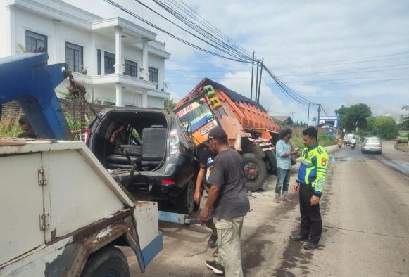 Breaking News! Kecelakaan Kontainer Vs Minibus, di Jalur Mudik Pelabuhan Ciwandan Banten