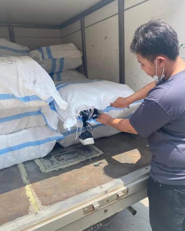 Polda Sumut Gerebek Gudang Cargo J&T di Deli Serdang 