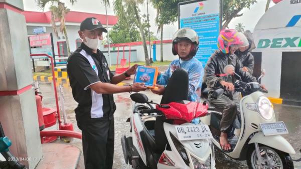 Peringati Nuzulul Qur’an, Pertamina Patra Niaga Regional Sulawesi Berbagi 8.095 Paket Takjil di SPBU