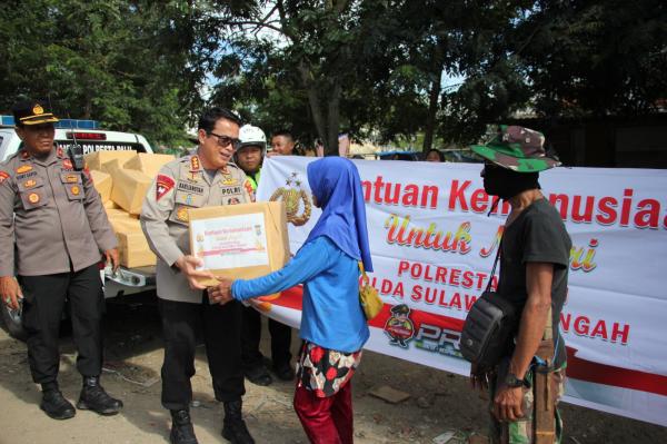 Kapolresta Palu Bagikan 150 Paket Sembako ke Masyarakat Kurang Mampu