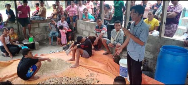 Jemaat GMIT Syalom Maumolo TTU Diberi Pelatihan Pembuatan Pakan Ternak Babi