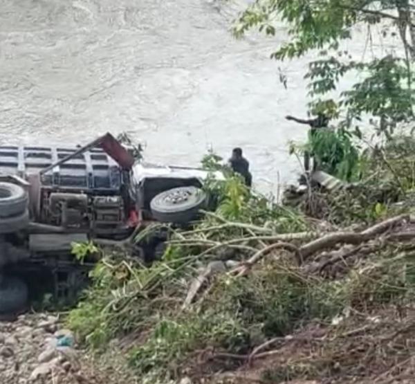Sebuah Truk Hilang Kendali dan Terjun Bebas ke Sungai di Tangse, Pidie
