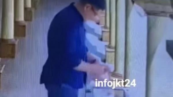 Polisi Selidiki Video Viral Pemuda Pengganti QR Kode Kotak Amal di Masjid