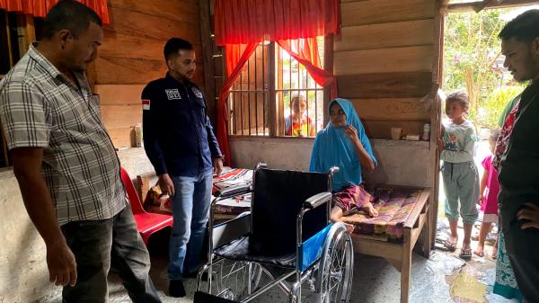 Haji Uma Melalui Stafnya Serahkan Kursi Roda Kepada Penderita Stroke di Aceh Timur