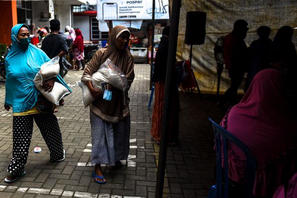 Potret Warga Ambil Beras Bantuan Pangan di Palembang