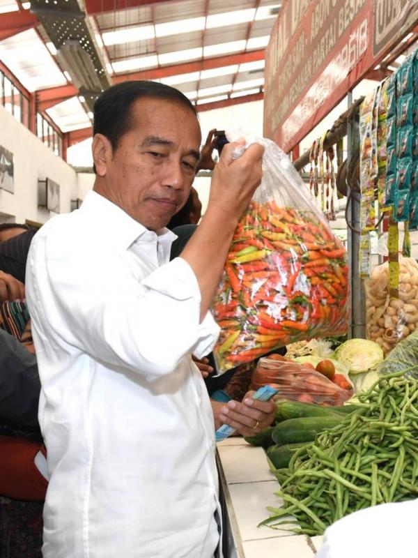 Presiden Jokowi Cek Harga Kebutuhan Pokok di Pasar Cepogo