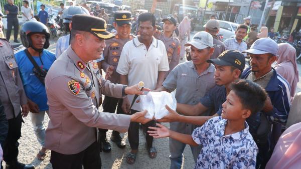Ramadan Berkah, Polres Aceh Utara dan YKB Bagi-bagi 300 Paket Takjil Gratis