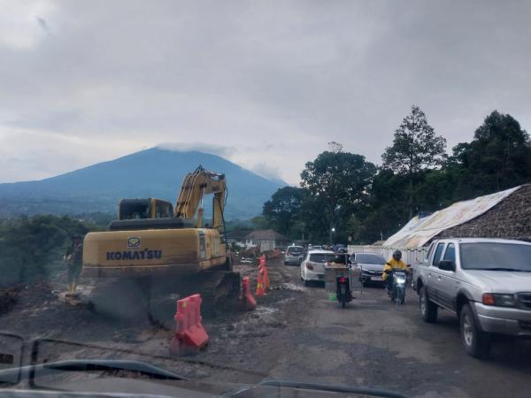Pemasangan Drainase di Tebing Sate Sinta, Polisi Berlakukan Buka Tutup Jalur Antisipasi Kecelakaan