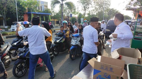 DPD Perindo Kota Banda Aceh Membagikan Ratusan Takjil Gratis Bagi Pengguna Jalan