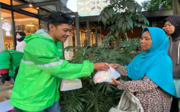 Meriahkan Ramadan, Ratusan Mitra Grab di Bandung Bagi-bagi Takjil Gratis