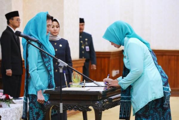 Balutan Batik Biru Menambah Cantik Arumi Bachsin  saat Lantik Ketua PKK Nganjuk
