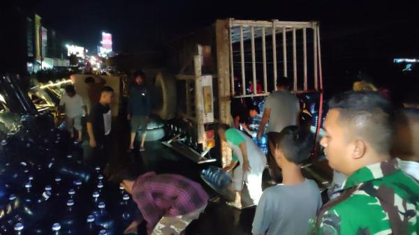 Truk Tronton Terguling Menimpa 3 Kendaraan di Jembatan Pamuruyan Sukabumi Akibat Rem Blong