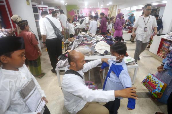 Berbagi THR, BSI Region 8 Surabaya Ajak Ratusan Anak Yatim Belanja di Rabbani Store Surabaya